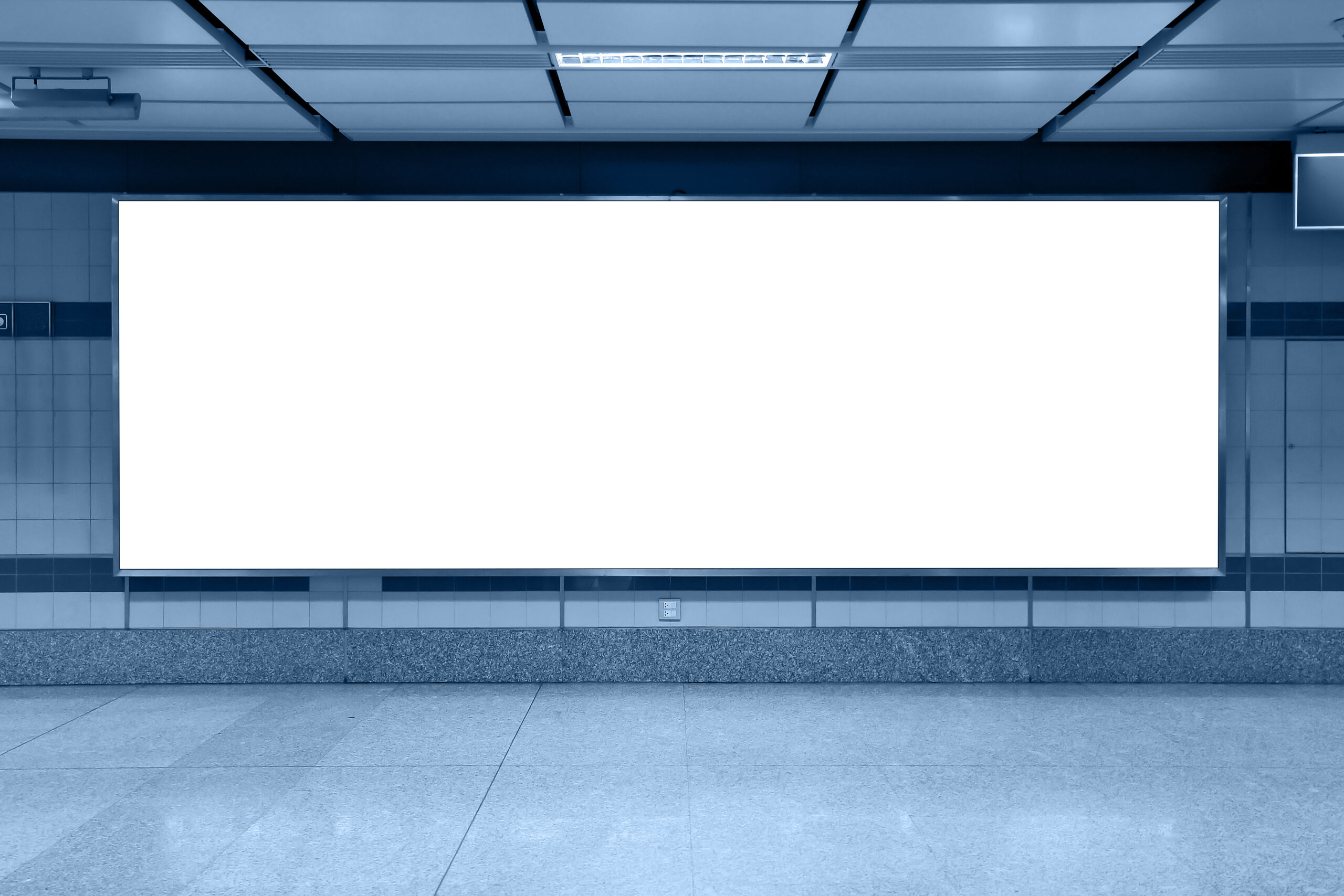 スマートフォンでSNSの警告画面を確認する不安な表情の人物