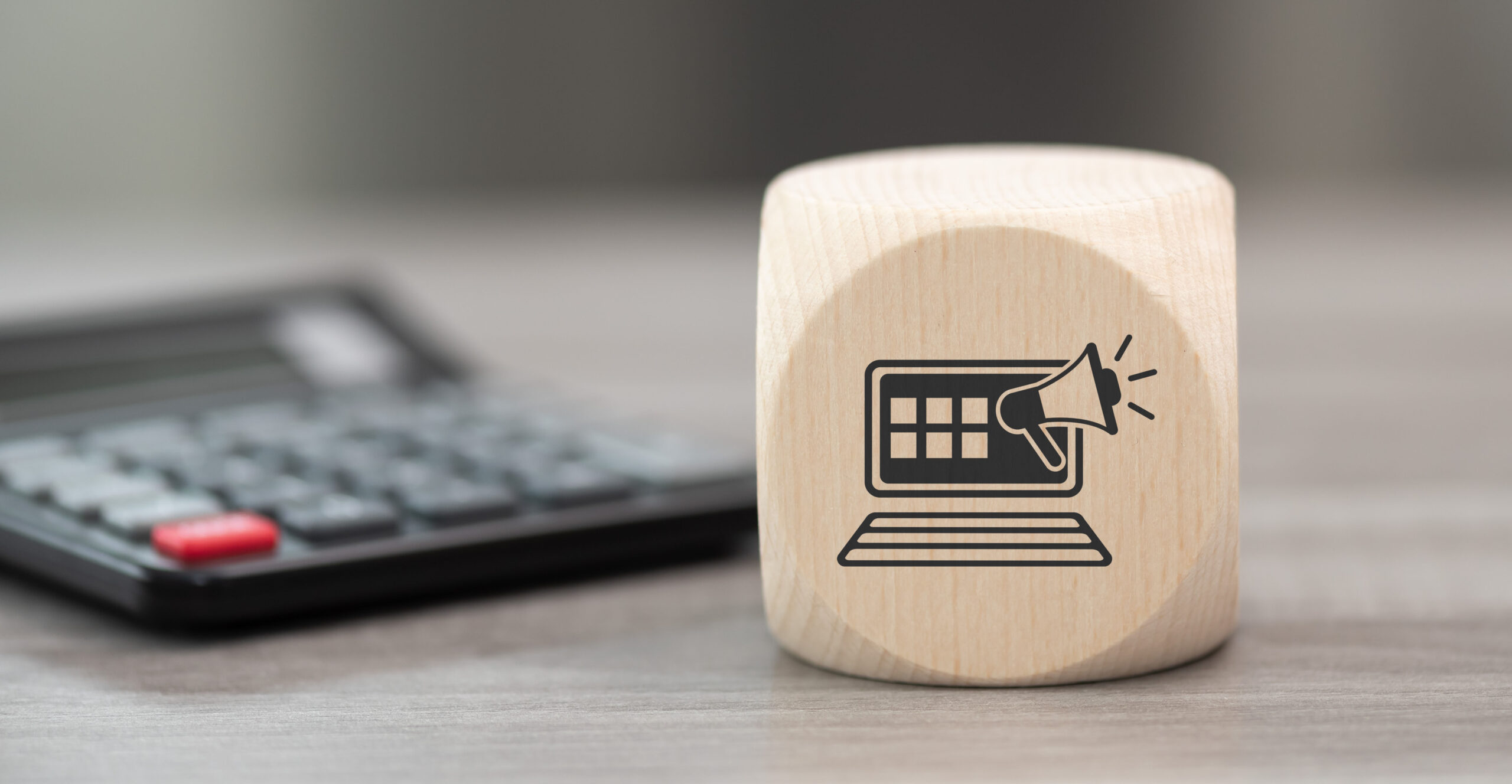 厳格な法規制とデジタル監視を象徴する天秤とデジタルデータの画像